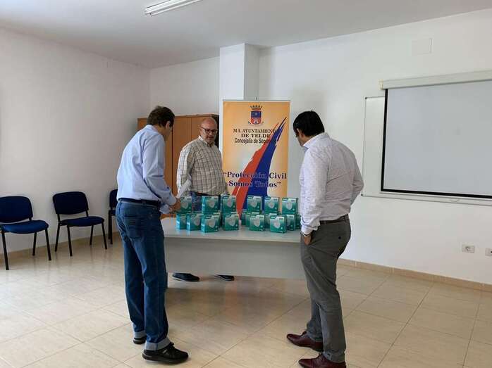 Entrega de las cajas de mascarillas a los taxistas locales por el concejal de Transportes, Agustín Arencibia (Foto TA)